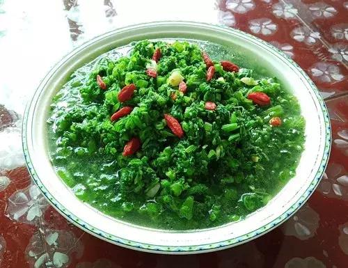 菜農(nóng)種植無(wú)需噴農(nóng)藥的蔬菜，不僅栽培簡(jiǎn)單、而且效益高